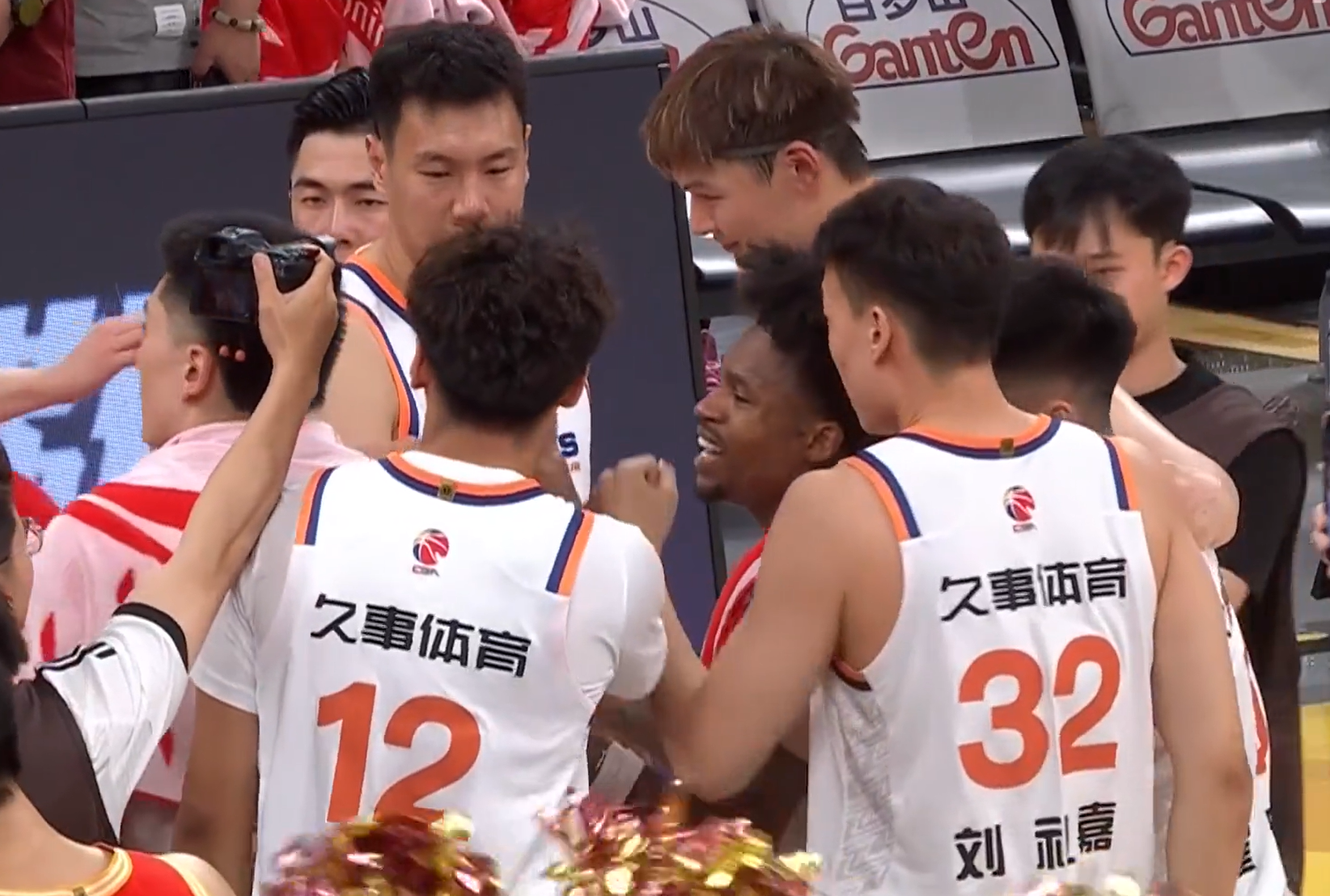 输给广厦8分!揪出1个表现最差之人,坑惨了上海队